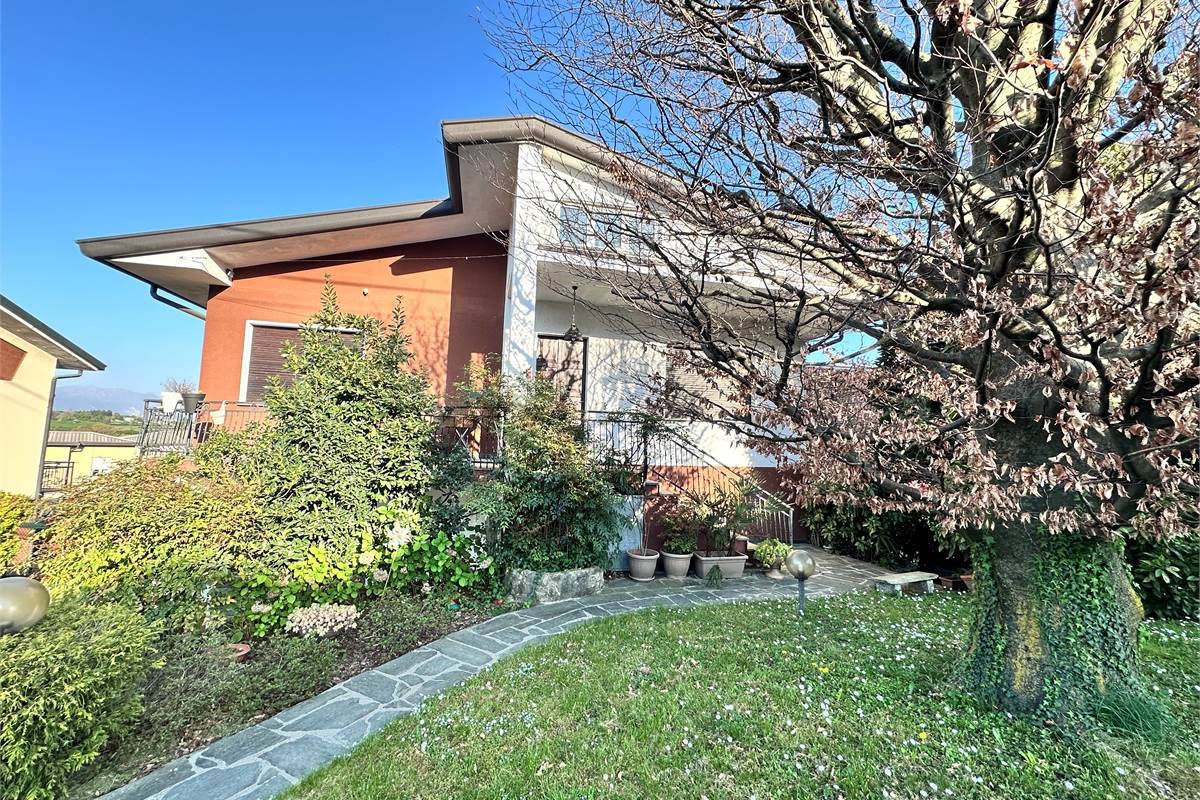 MERONE:VILLA CON 2 APPARTAMENTI E GIARDINO