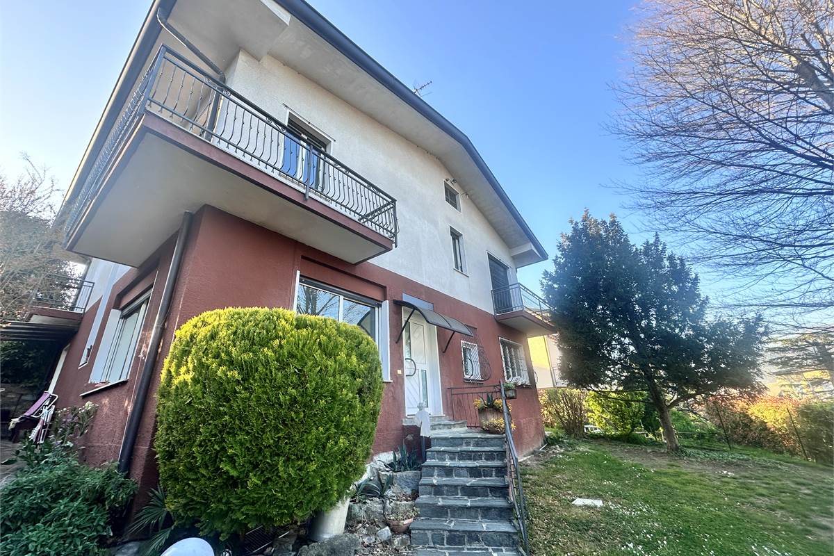 MERONE:VILLA CON 2 APPARTAMENTI E GIARDINO