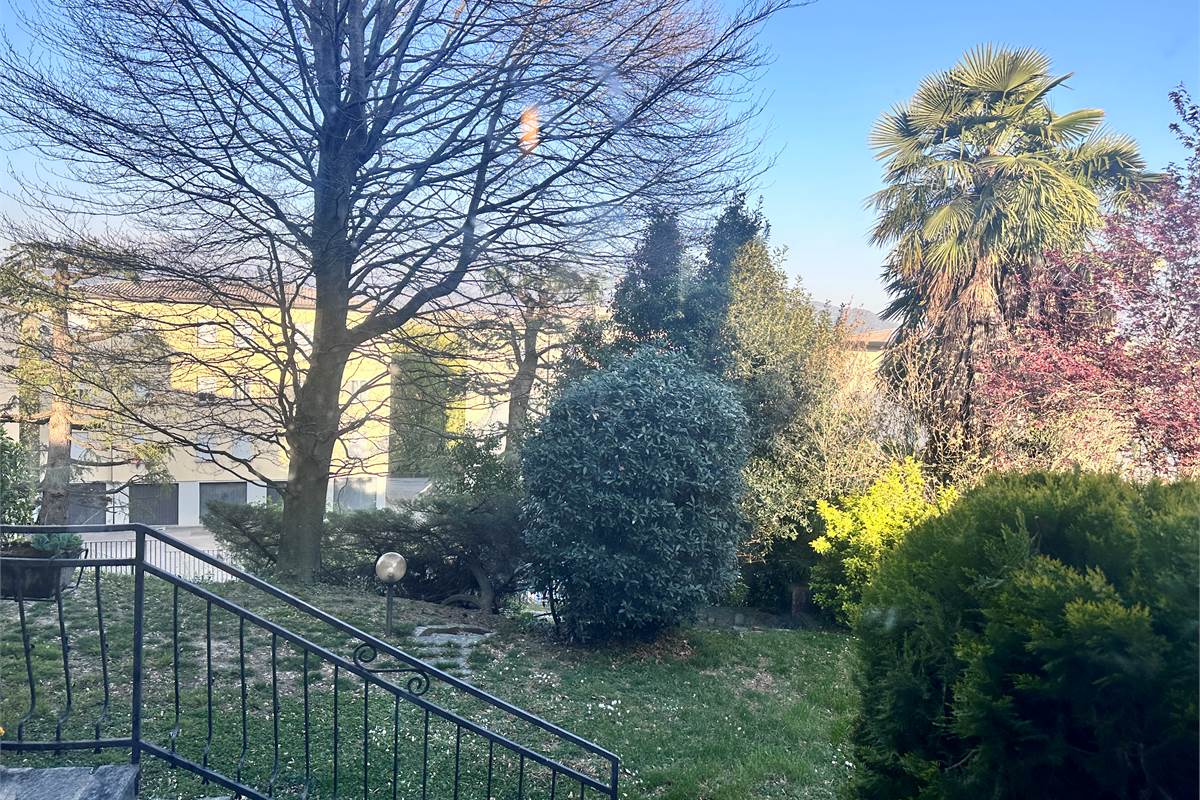 MERONE:VILLA CON 2 APPARTAMENTI E GIARDINO