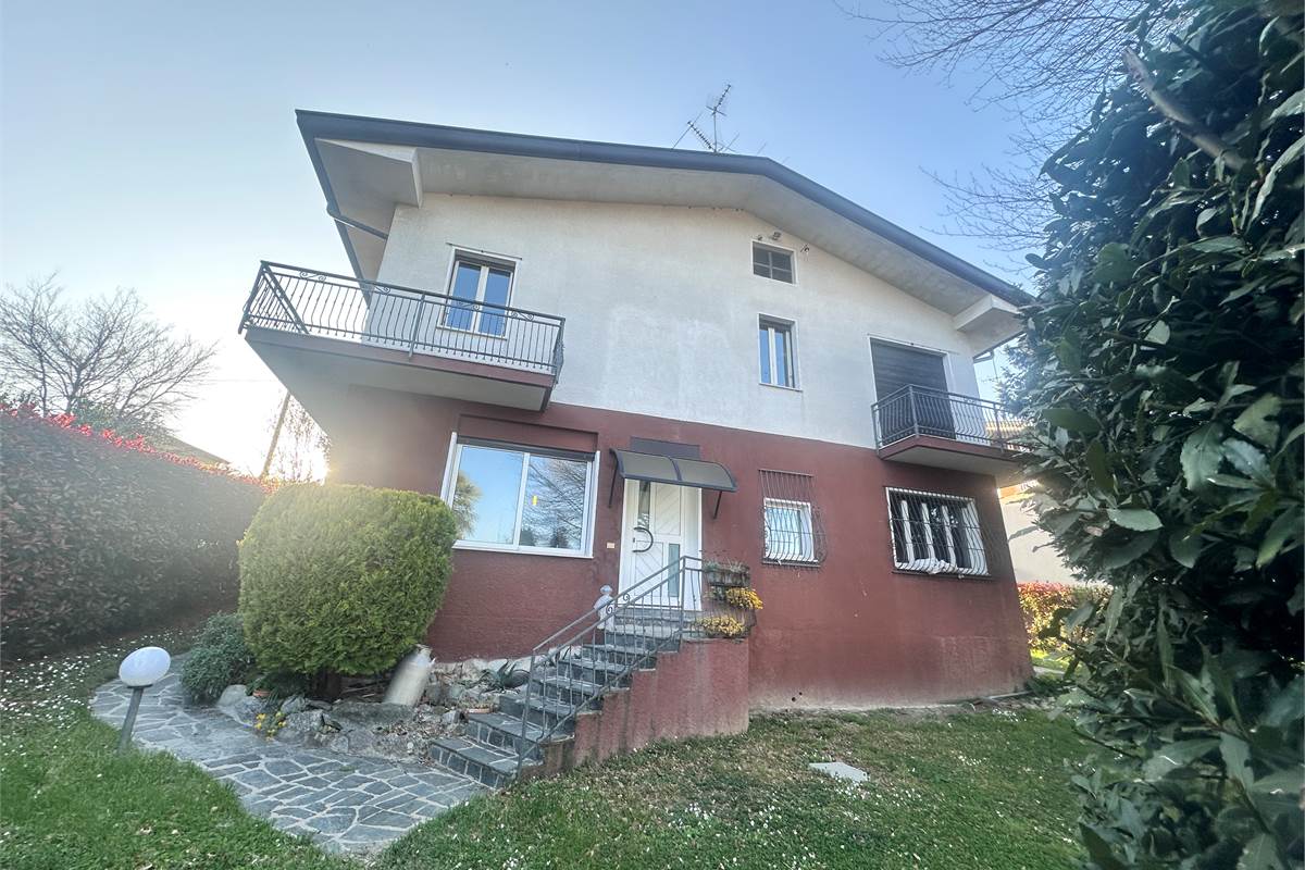 MERONE:VILLA CON 2 APPARTAMENTI E GIARDINO