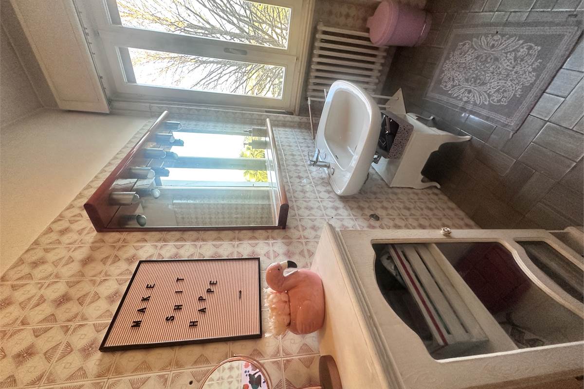 MERONE:VILLA CON 2 APPARTAMENTI E GIARDINO