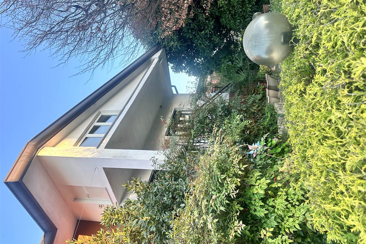 MERONE:VILLA CON 2 APPARTAMENTI E GIARDINO