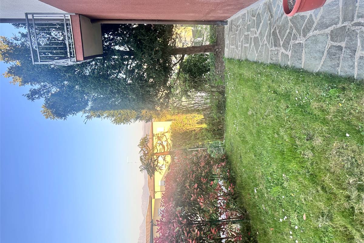 MERONE:VILLA CON 2 APPARTAMENTI E GIARDINO