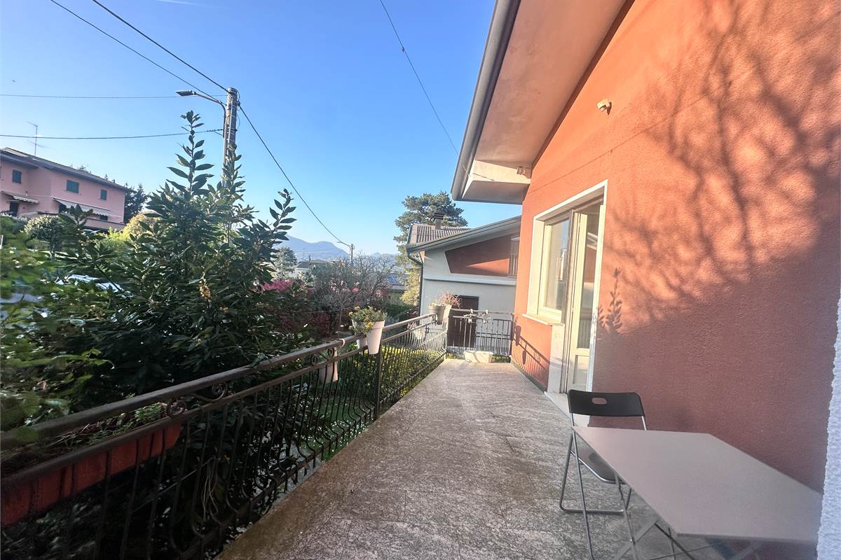 MERONE:VILLA CON 2 APPARTAMENTI E GIARDINO