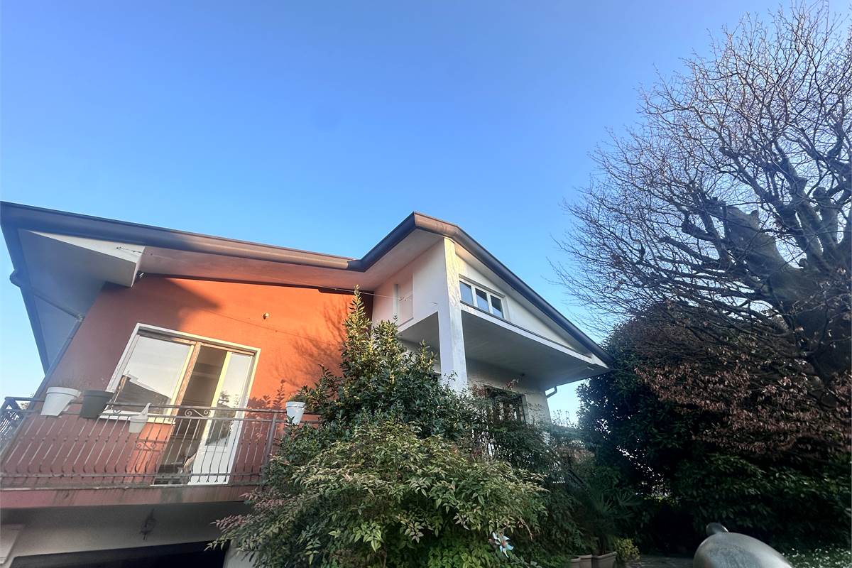 MERONE:VILLA CON 2 APPARTAMENTI E GIARDINO