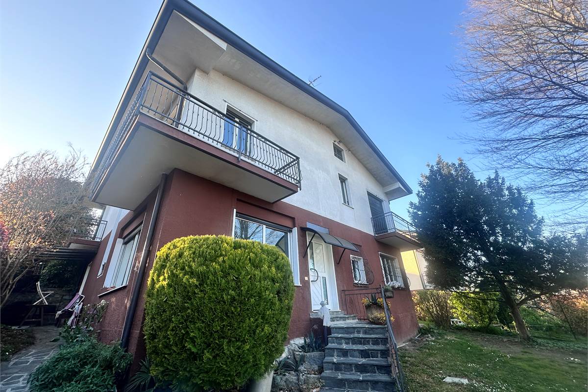 MERONE:VILLA CON 2 APPARTAMENTI E GIARDINO