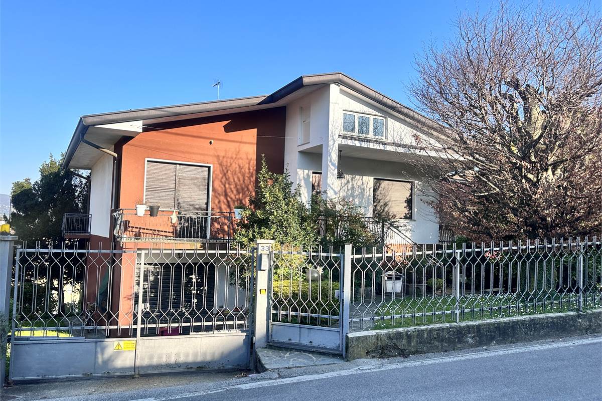 MERONE:VILLA CON 2 APPARTAMENTI E GIARDINO