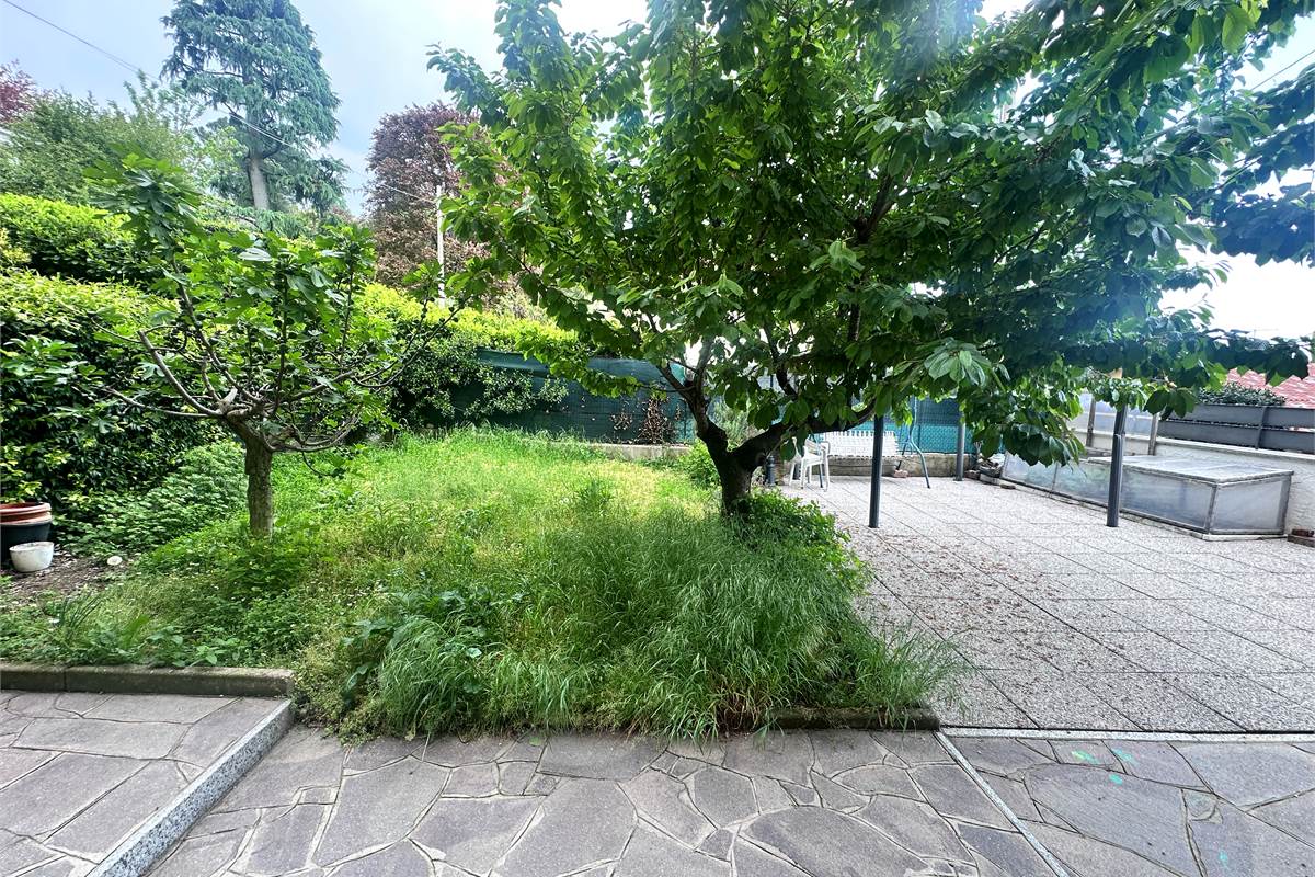 ERBA:APPARTAMENTO CON GIARDINO