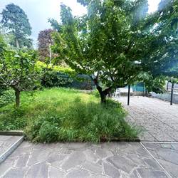 ERBA:APPARTAMENTO CON GIARDINO