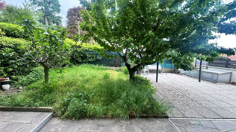 ERBA:APPARTAMENTO CON GIARDINO
