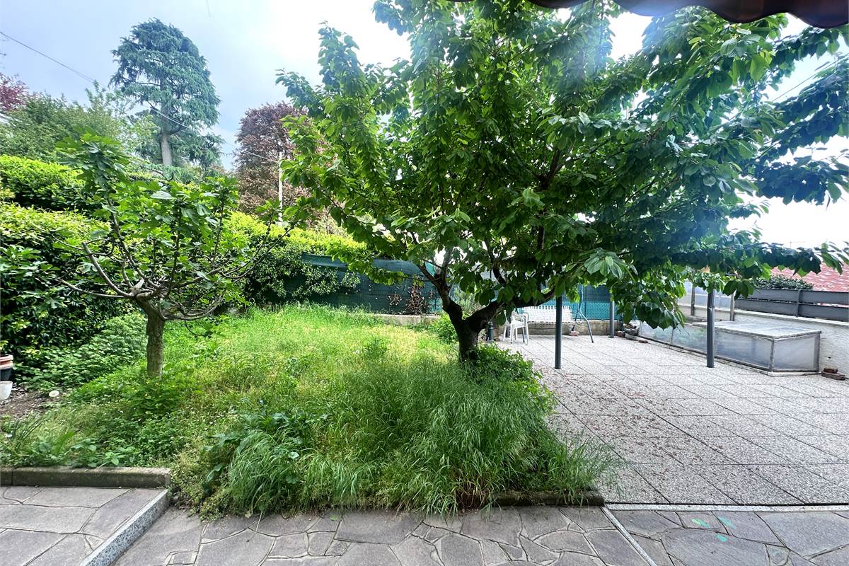 ERBA:APPARTAMENTO CON GIARDINO