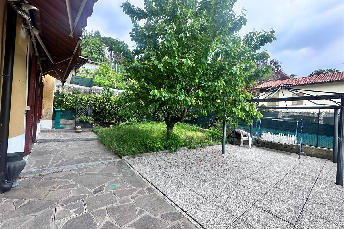 ERBA:APPARTAMENTO CON GIARDINO
