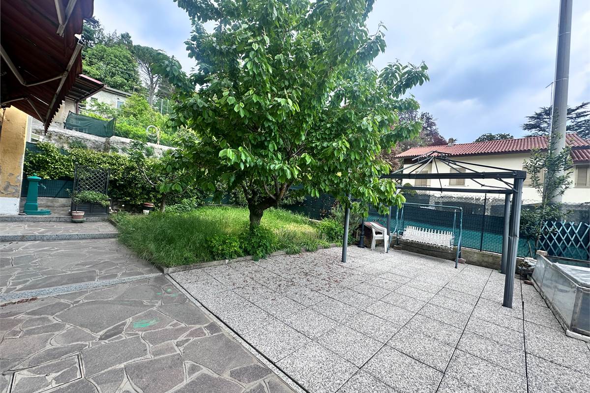 ERBA:APPARTAMENTO CON GIARDINO