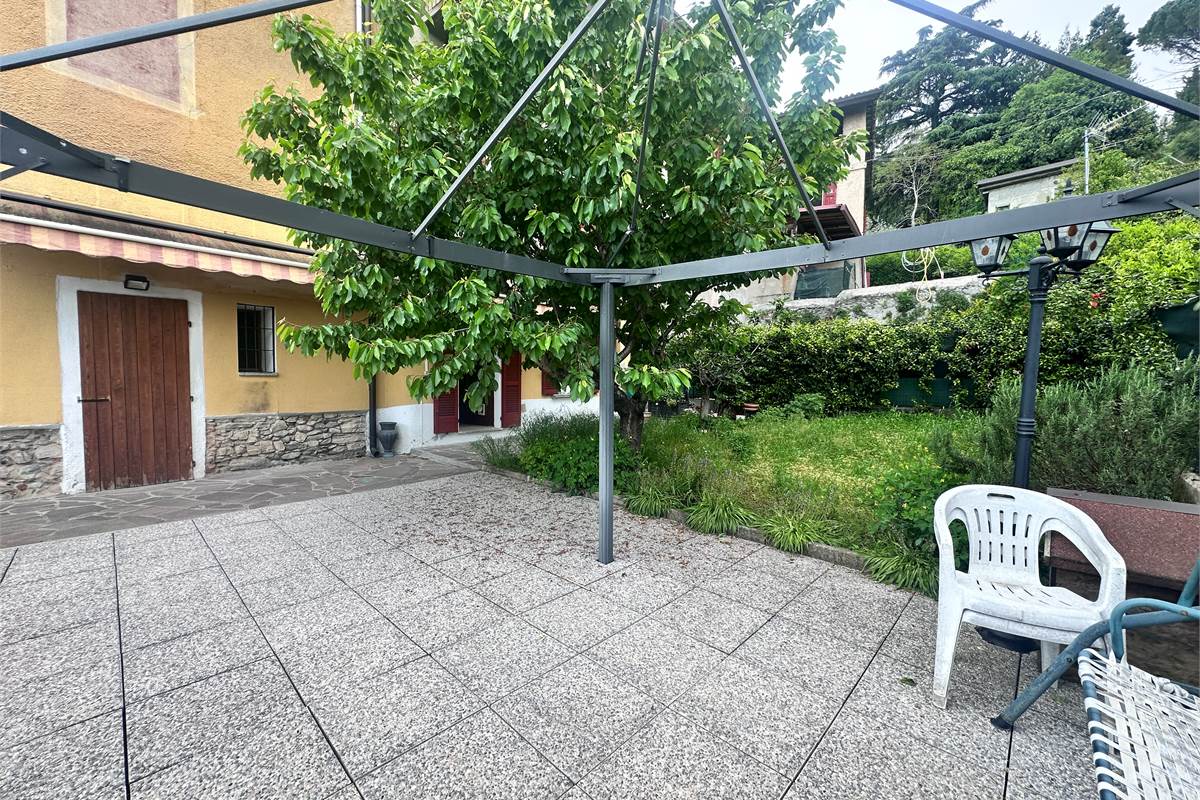 ERBA:APPARTAMENTO CON GIARDINO