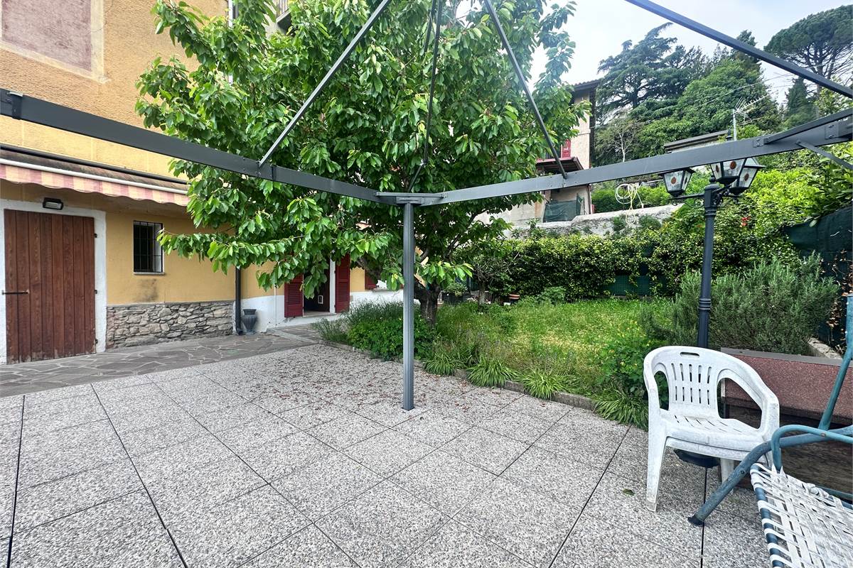ERBA:APPARTAMENTO CON GIARDINO