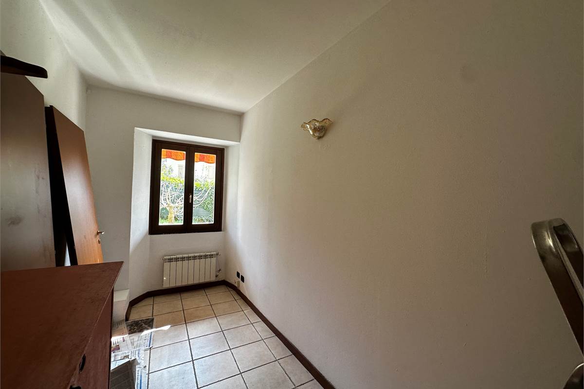 ERBA:APPARTAMENTO CON GIARDINO