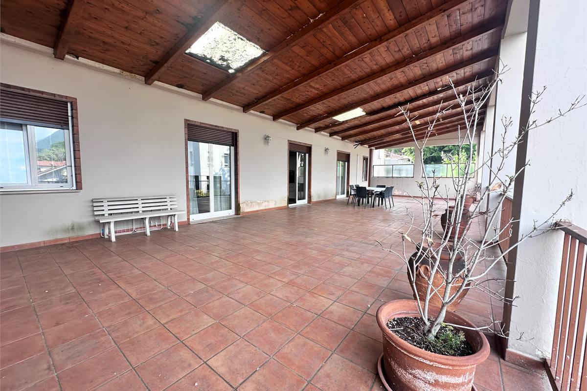ERBA CENTRO:AMPIO APPARTAMENTO CON TERRAZZE 