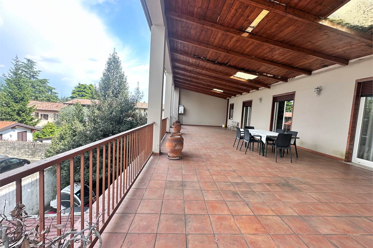 ERBA CENTRO:AMPIO APPARTAMENTO CON TERRAZZE 
