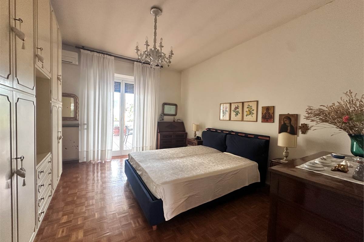 ERBA CENTRO:AMPIO APPARTAMENTO CON TERRAZZE 