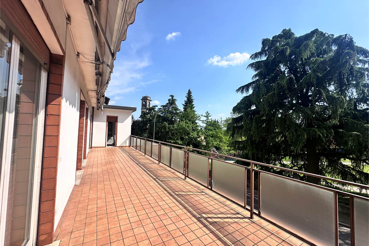 ERBA CENTRO:AMPIO APPARTAMENTO CON TERRAZZE 