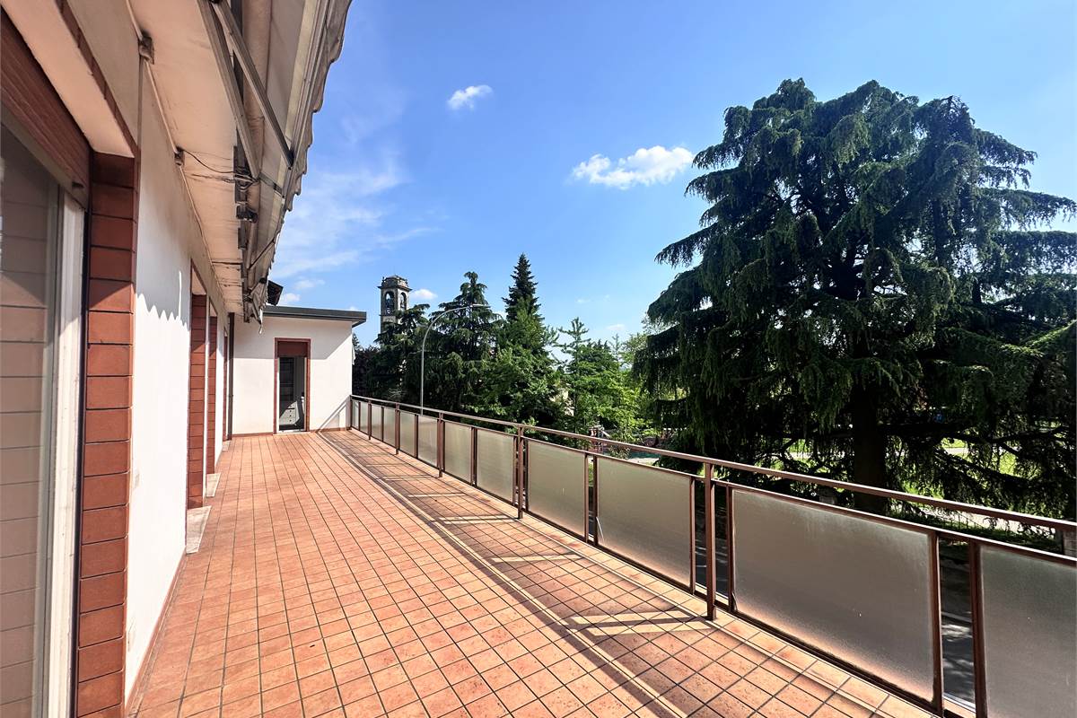 ERBA CENTRO:AMPIO APPARTAMENTO CON TERRAZZE 