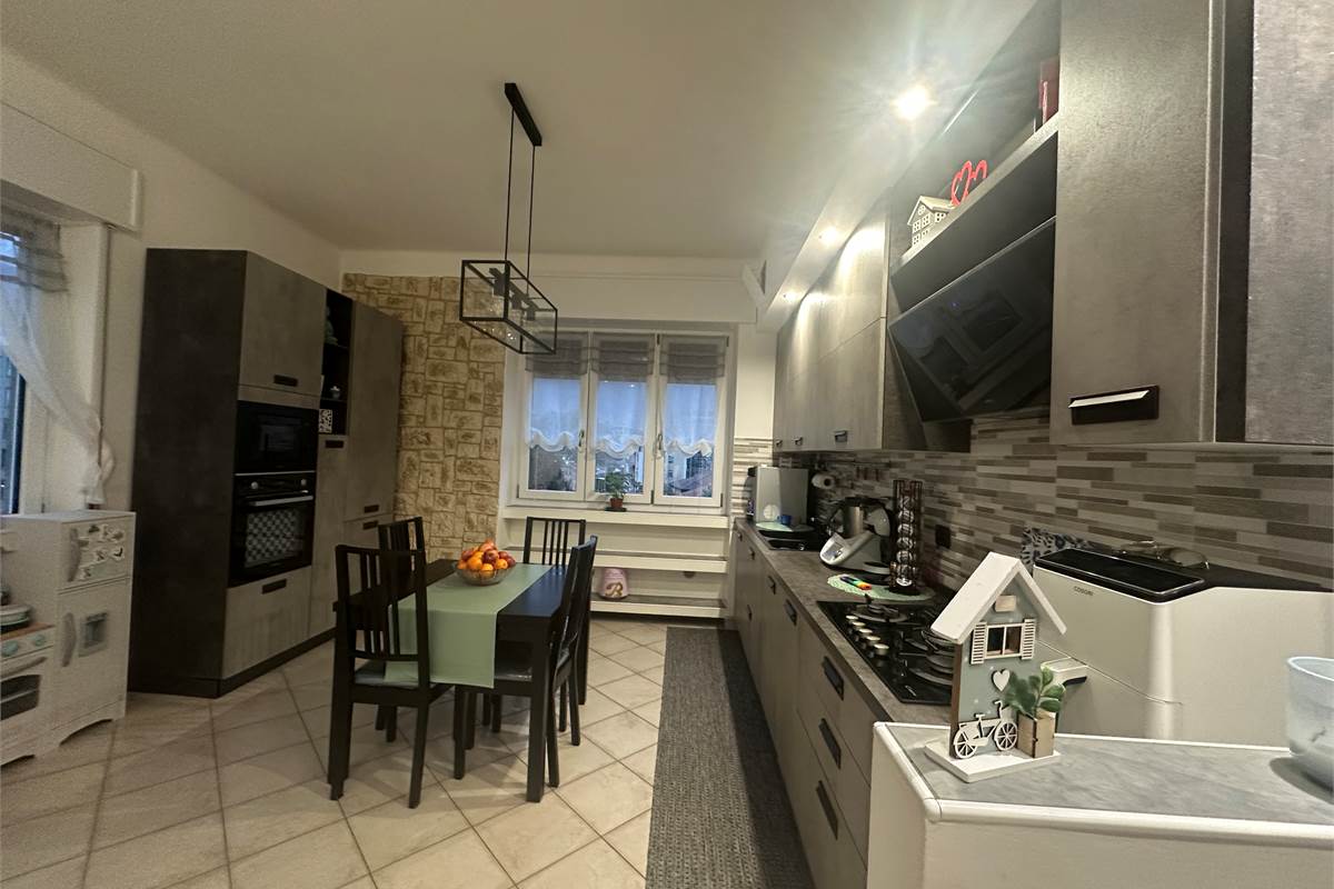 ERBA:APPARTAMENTO PANORAMICO IN CENTRO