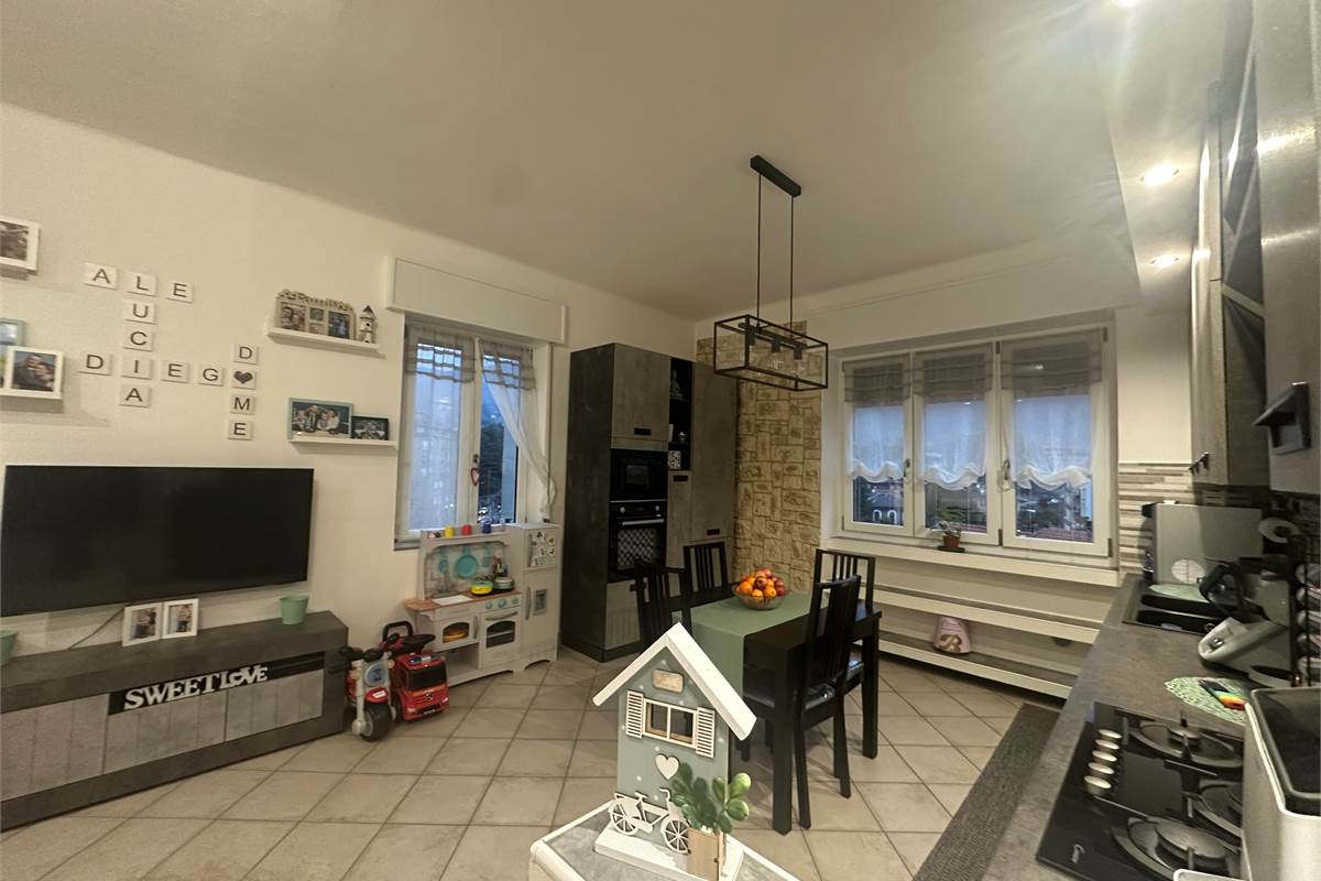 ERBA:APPARTAMENTO PANORAMICO IN CENTRO