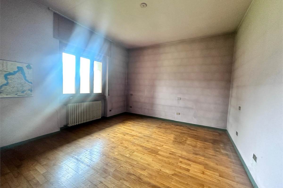 MERONE:CASA CON 2 ABITAZIONI E GIARDINO