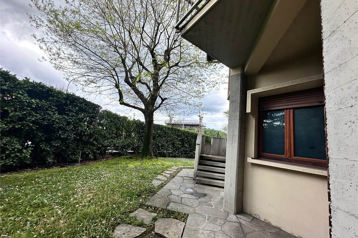 MERONE:CASA CON 2 ABITAZIONI E GIARDINO