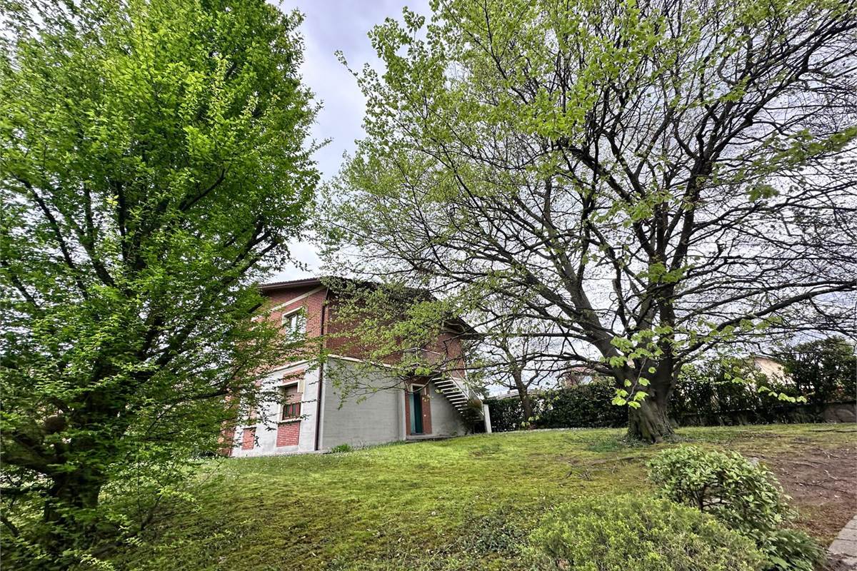 MERONE:CASA CON 2 ABITAZIONI E GIARDINO