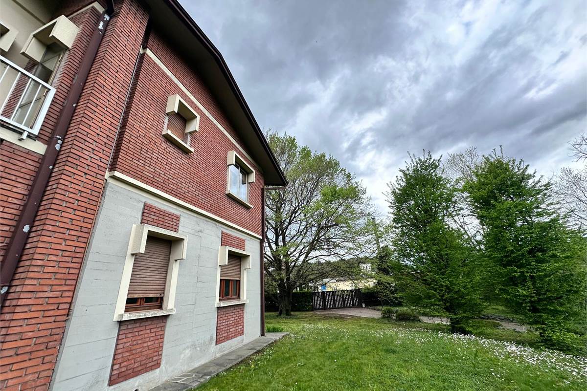 MERONE:CASA CON 2 ABITAZIONI E GIARDINO
