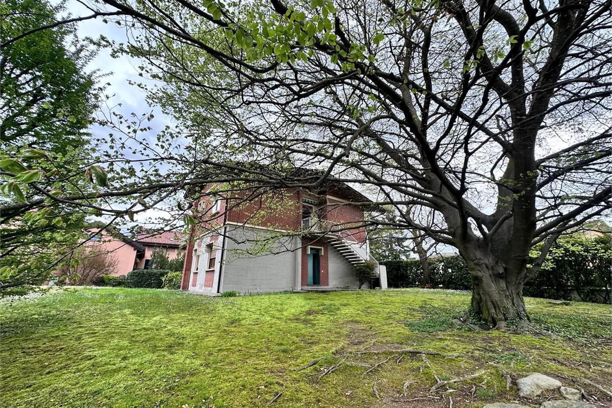 MERONE:CASA CON 2 ABITAZIONI E GIARDINO