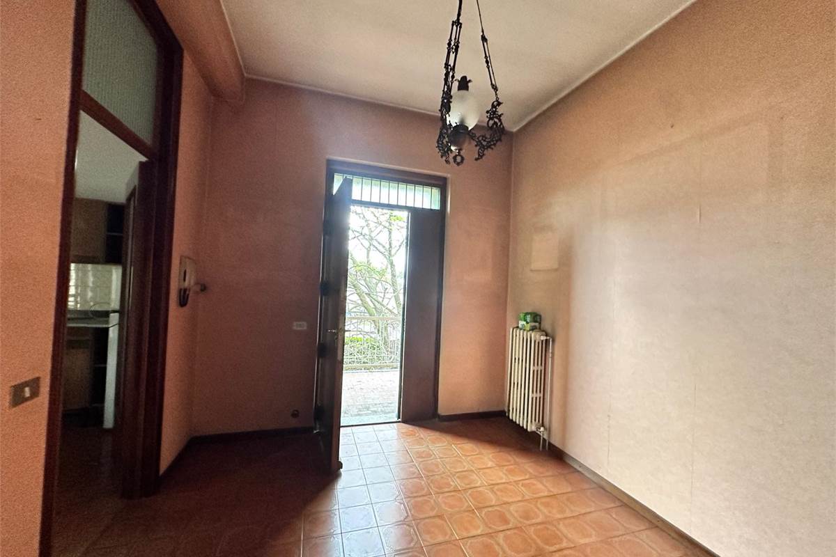 MERONE:CASA CON 2 ABITAZIONI E GIARDINO