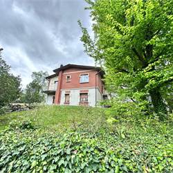MERONE:CASA CON 2 ABITAZIONI E GIARDINO