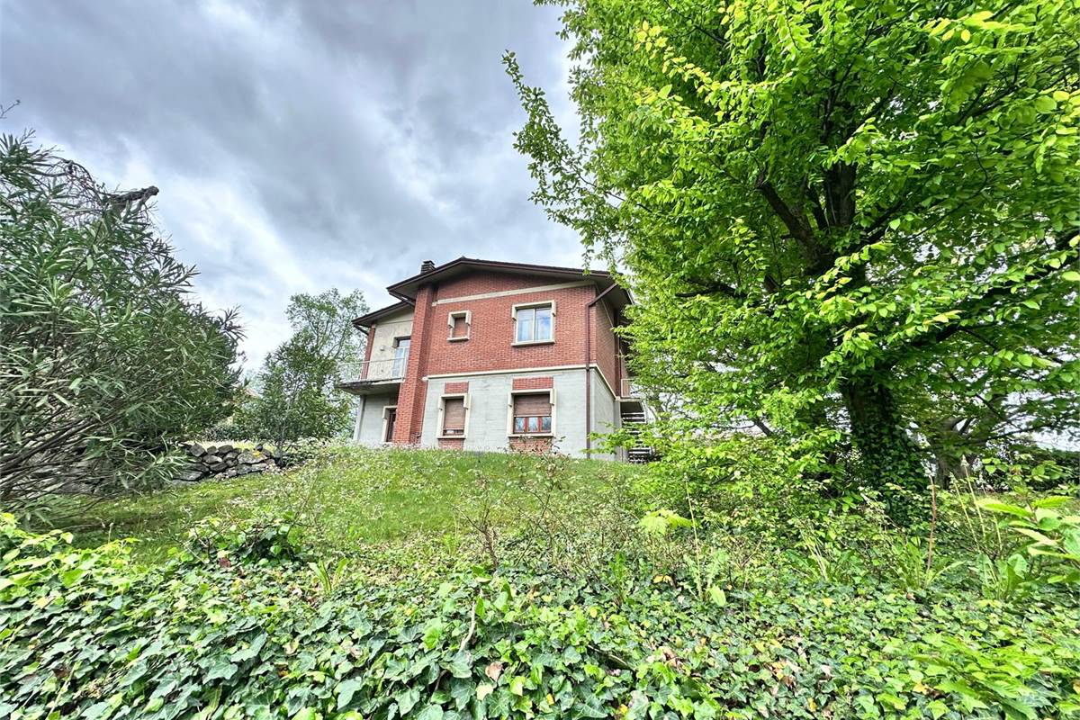 MERONE:CASA CON 2 ABITAZIONI E GIARDINO