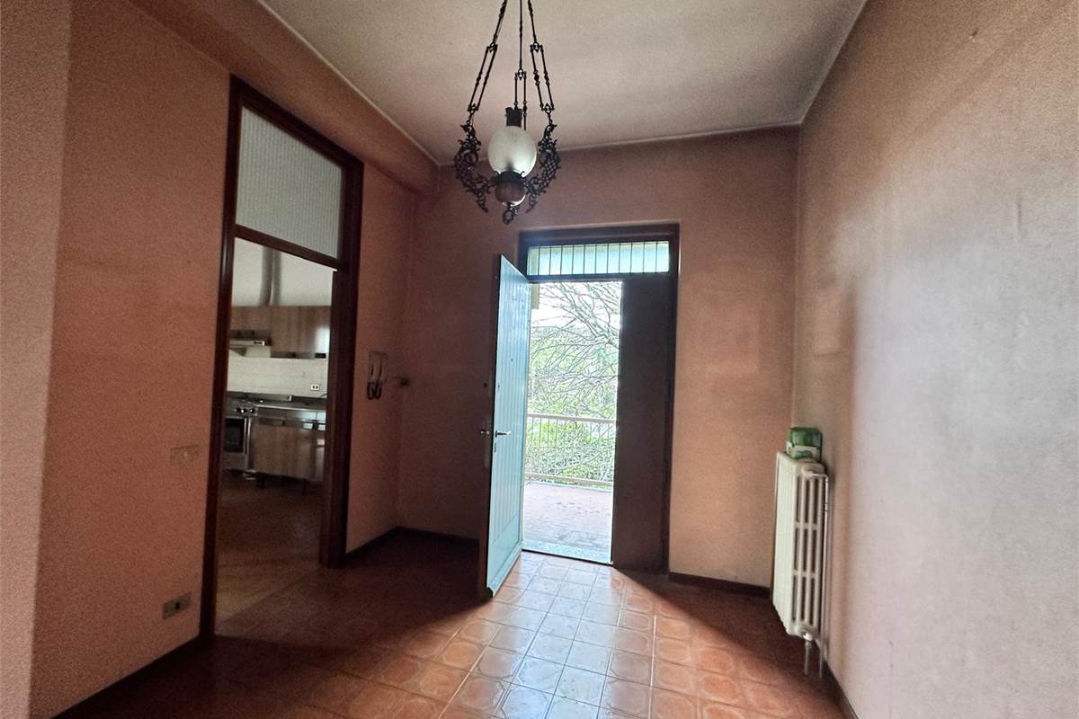 MERONE:CASA CON 2 ABITAZIONI E GIARDINO