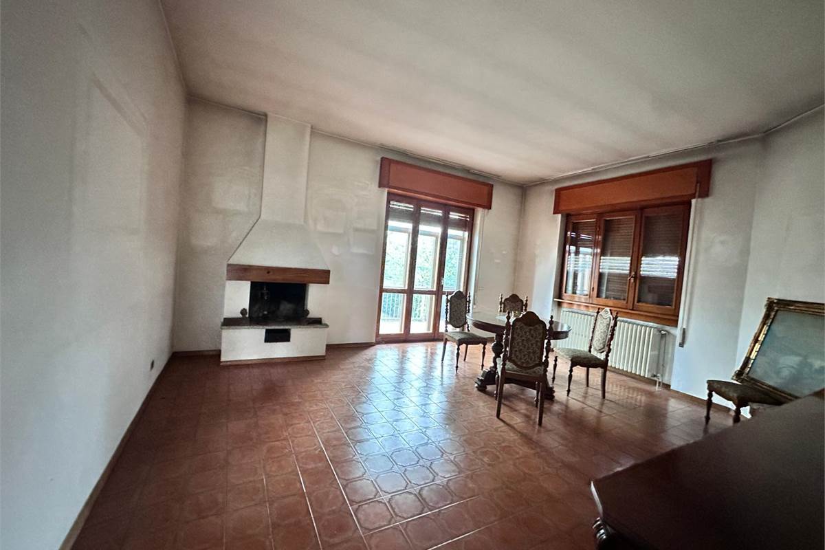 MERONE:CASA CON 2 ABITAZIONI E GIARDINO