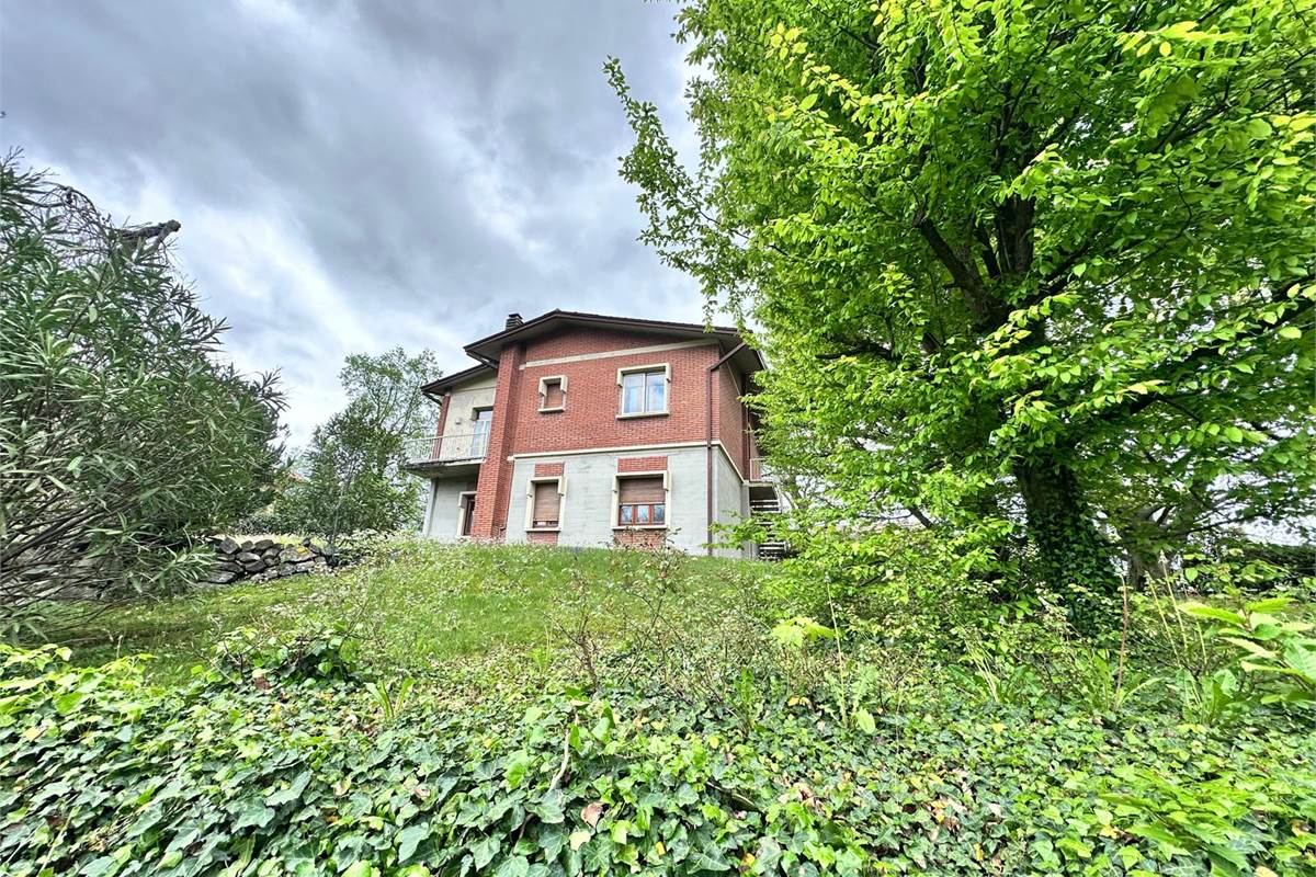 MERONE:CASA CON 2 ABITAZIONI E GIARDINO