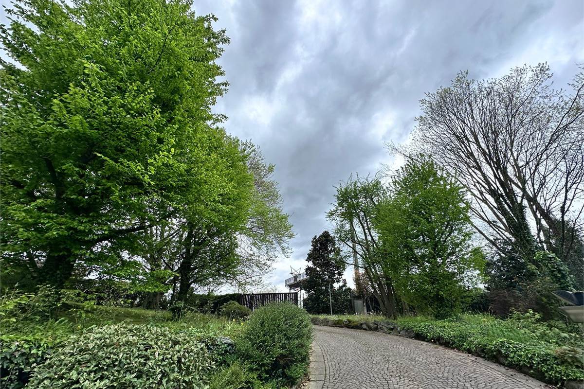MERONE:CASA CON 2 ABITAZIONI E GIARDINO