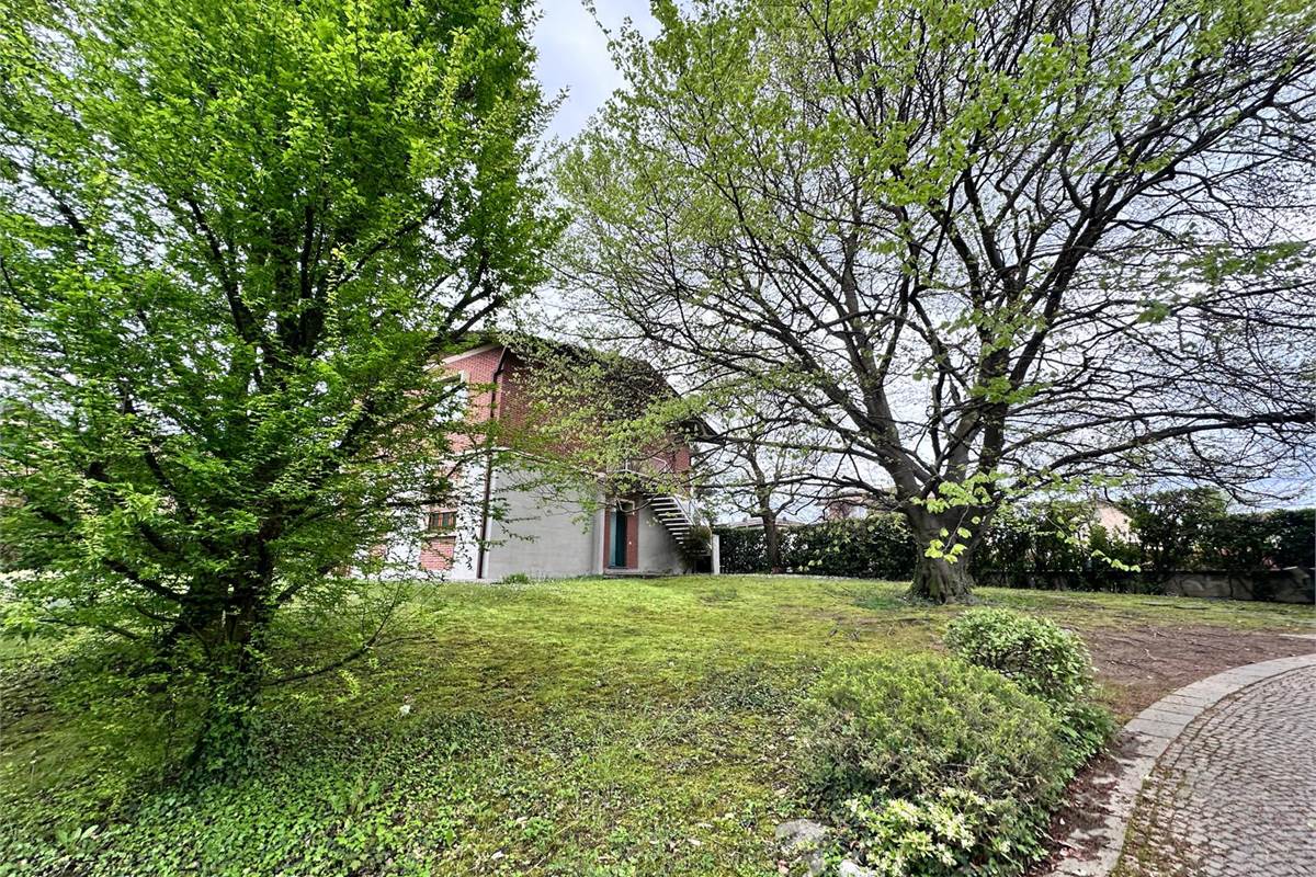 MERONE:CASA CON 2 ABITAZIONI E GIARDINO