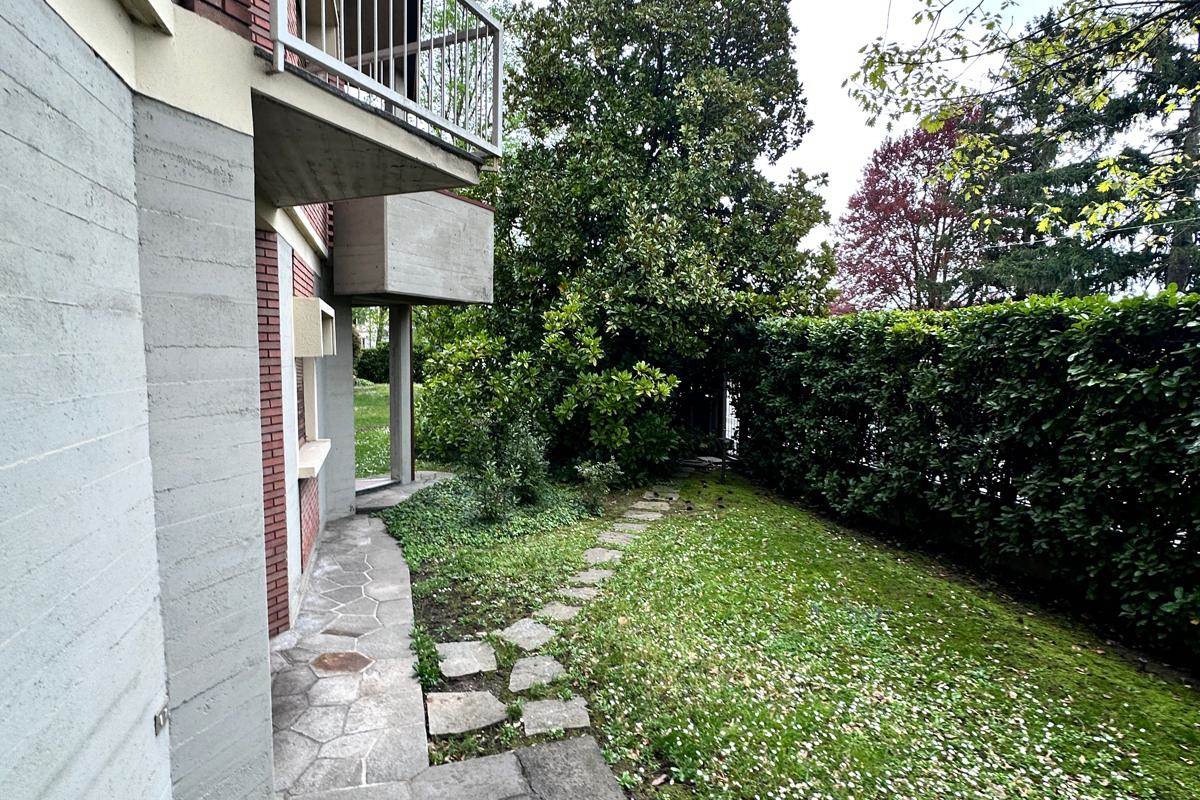 MERONE:CASA CON 2 ABITAZIONI E GIARDINO