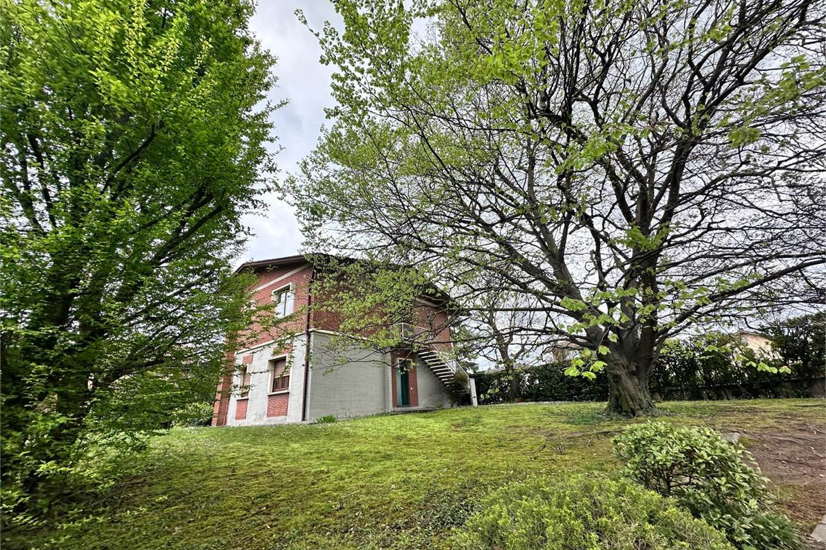 MERONE:CASA CON 2 ABITAZIONI E GIARDINO