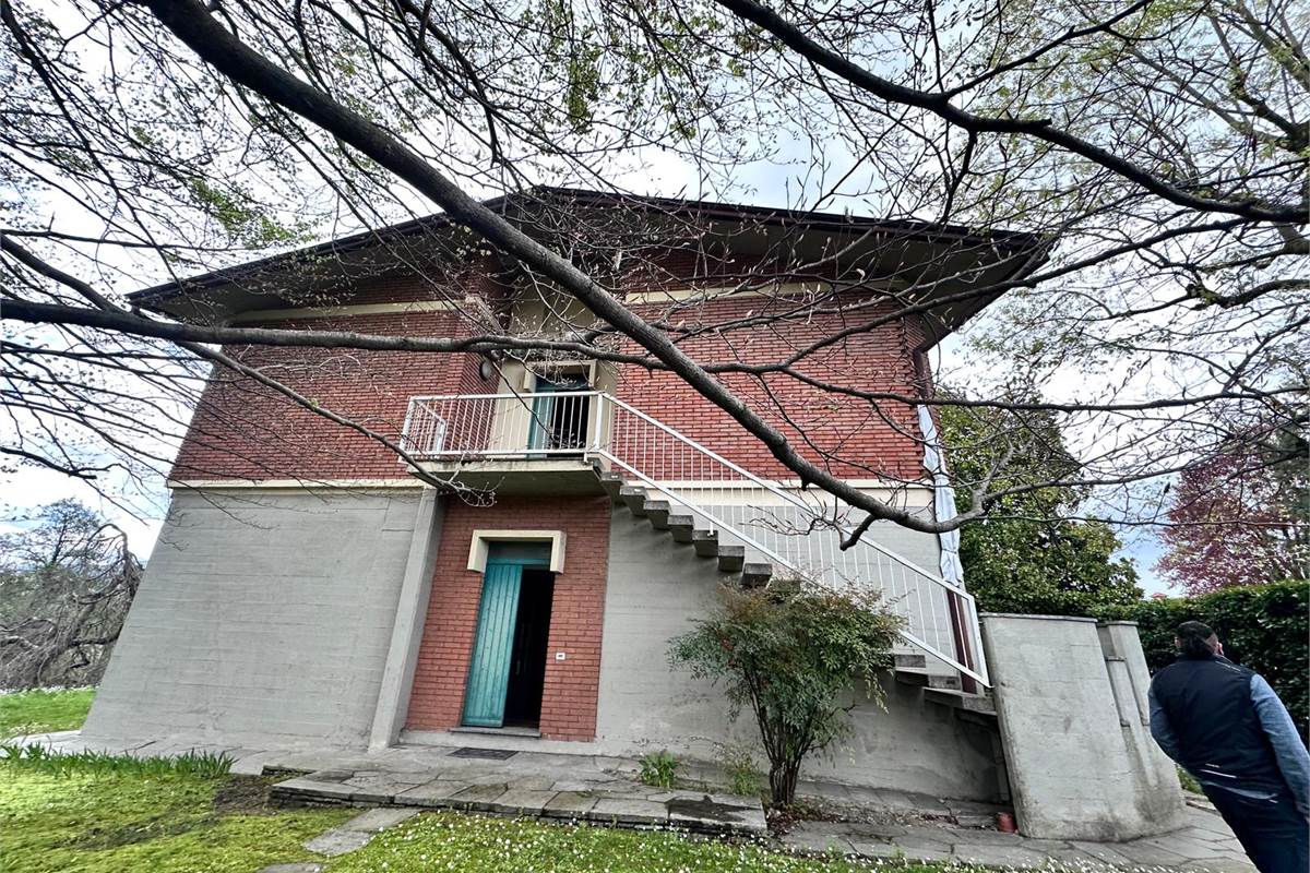 MERONE:CASA CON 2 ABITAZIONI E GIARDINO