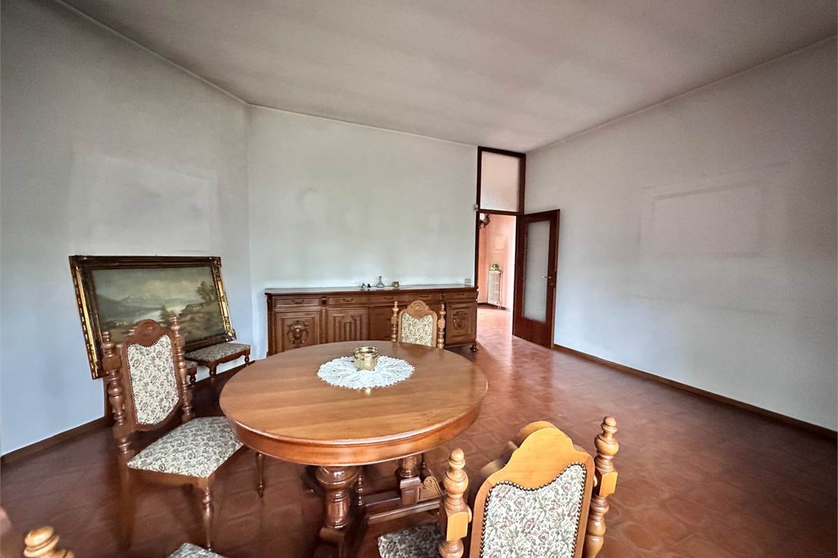 MERONE:CASA CON 2 ABITAZIONI E GIARDINO