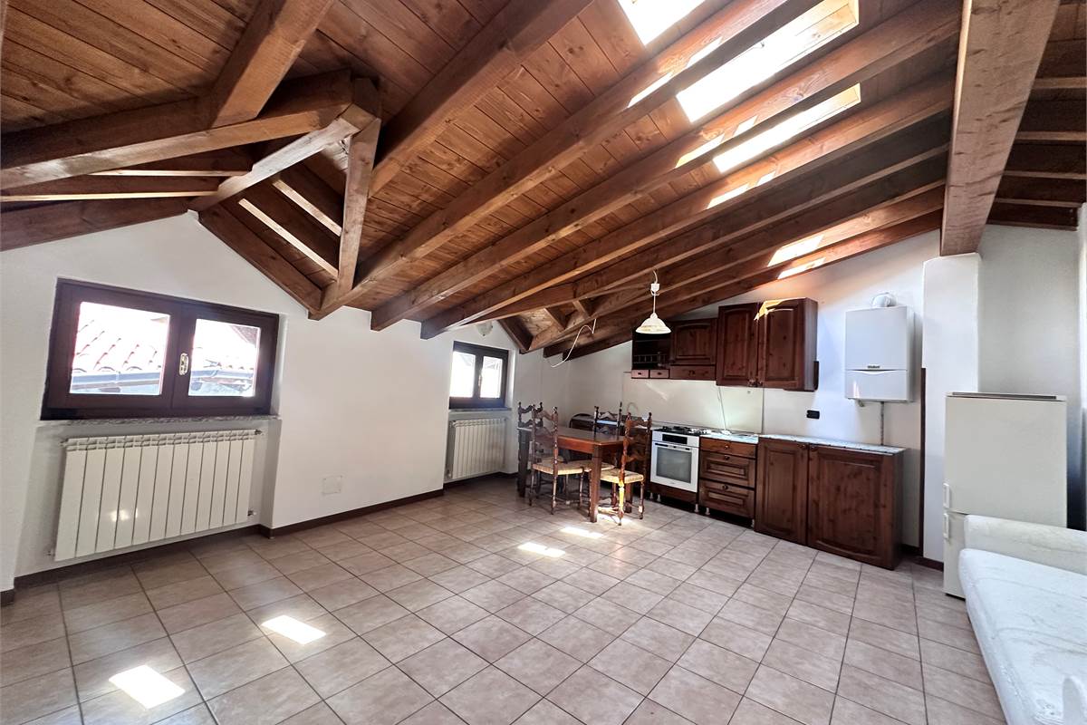BELLISSIMO APPARTAMENTO A REZZAGO