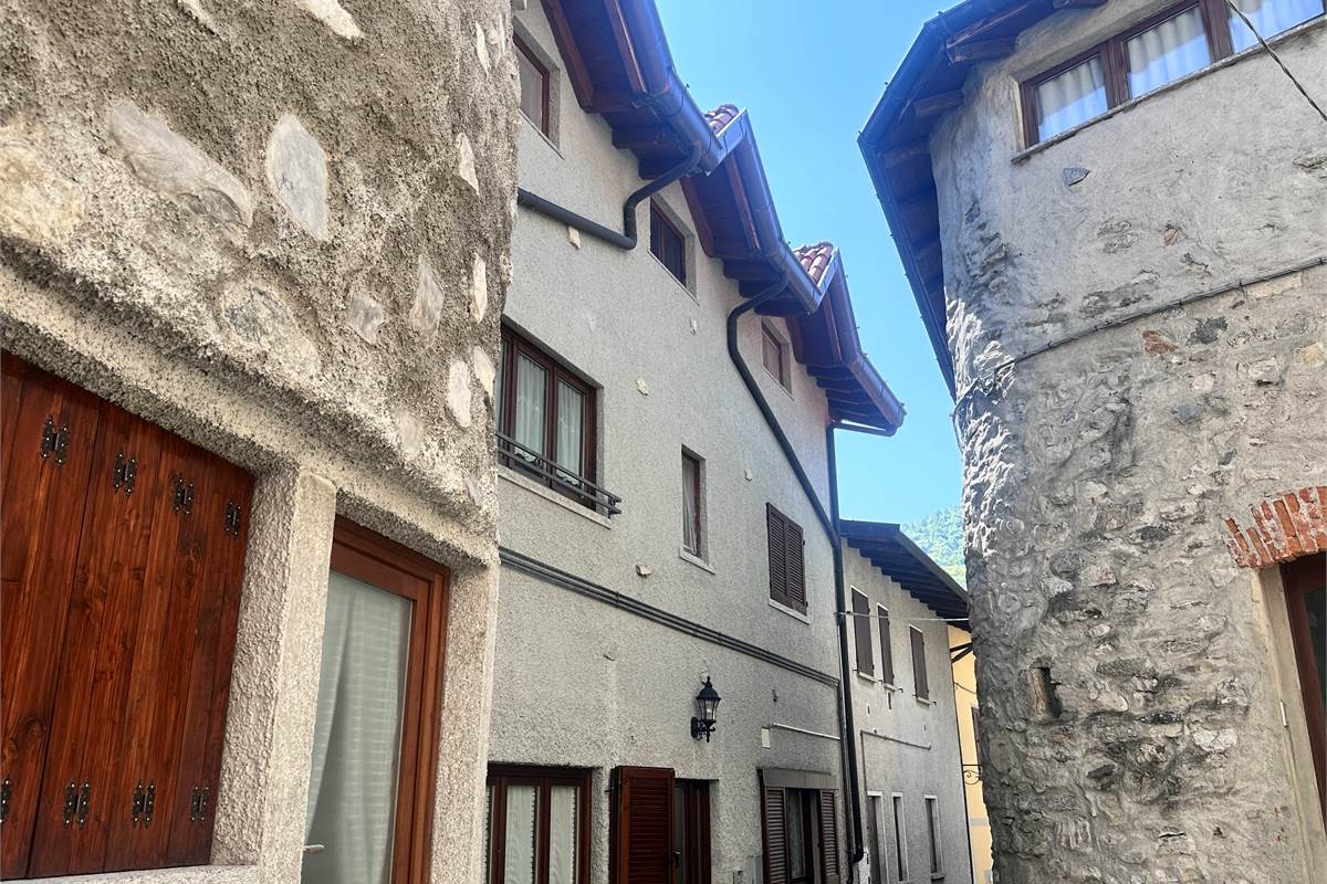 BELLISSIMO APPARTAMENTO A REZZAGO
