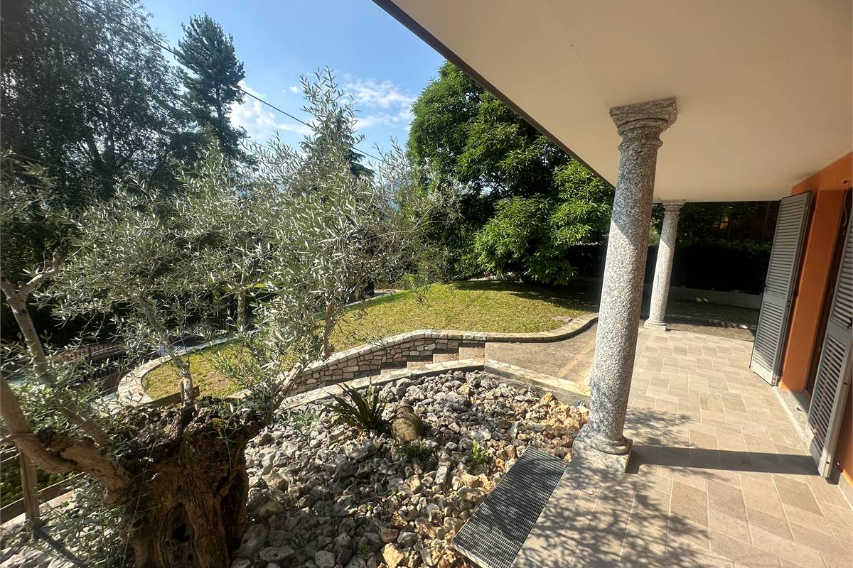 Longone : Bella villa singola elegante /giardino