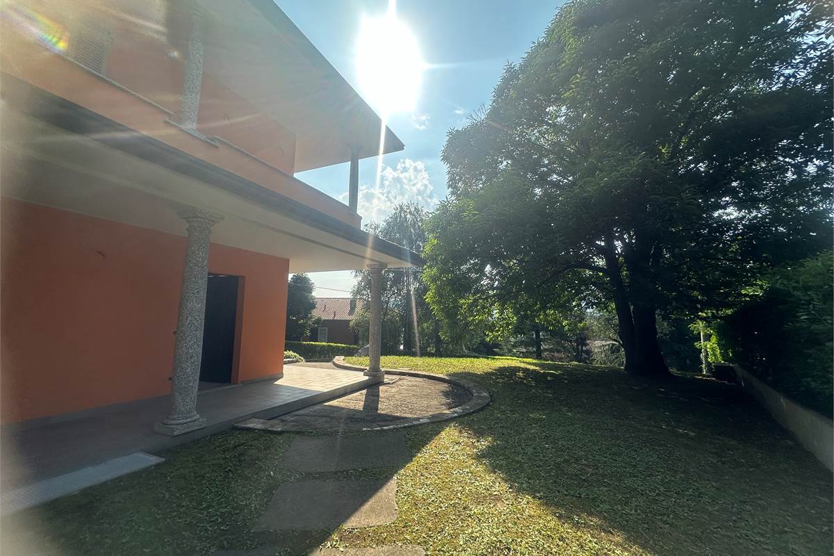 Longone : Bella villa singola elegante /giardino