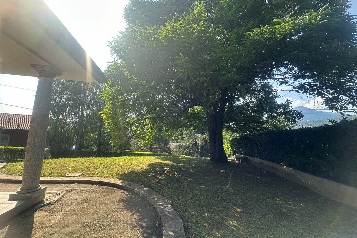 Longone : Bella villa singola elegante /giardino