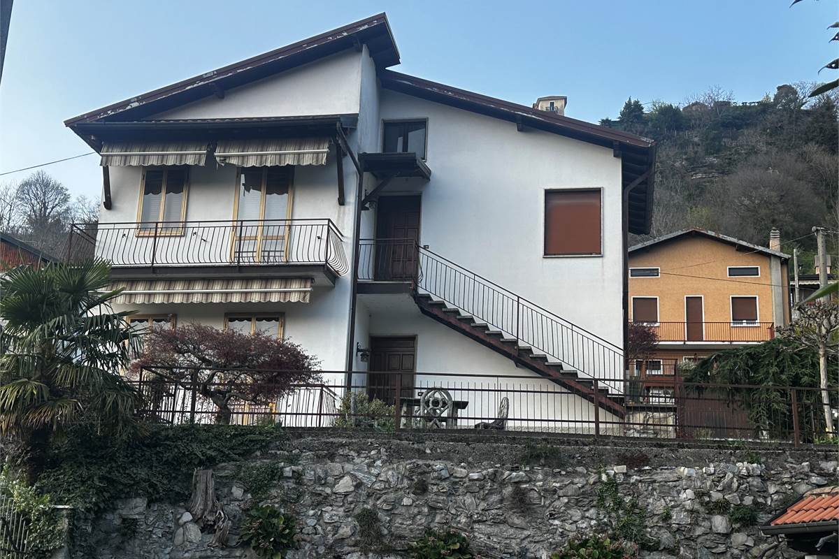 PONTELAMBRO : CASA SINGOLA CON GIARDINO